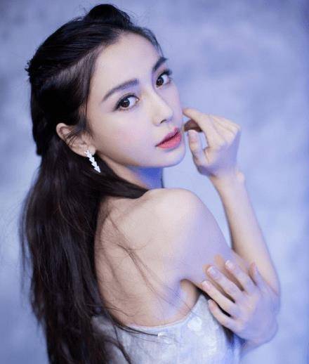韩国“塑料美人”潘南奎<strong></p>
<p>韩国币币</strong>，非有钱人不深交，满脸是人民币的味道