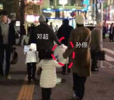 孙俪和鹿合照太俏皮<strong></p>
<p>鹿币</strong>，喂鹿吓到鹿饼都掉了，跟邓超的神仙爱情太甜
