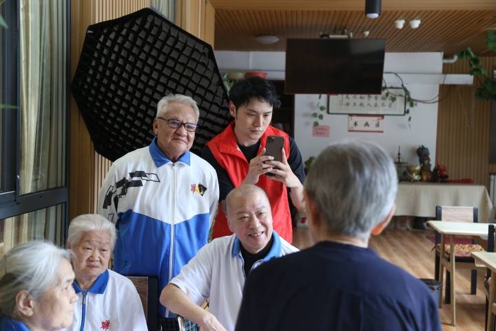 90后和“90后”<strong></p>
<p>90后理财</strong>，把养老院“哏”成网红