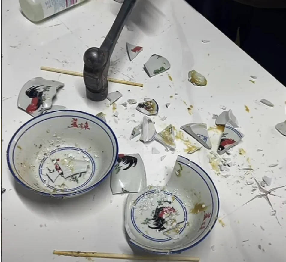 网红夫妇被传有传染病<strong></p>
<p>简七理财</strong>，餐馆砸餐具撇清？官方回应