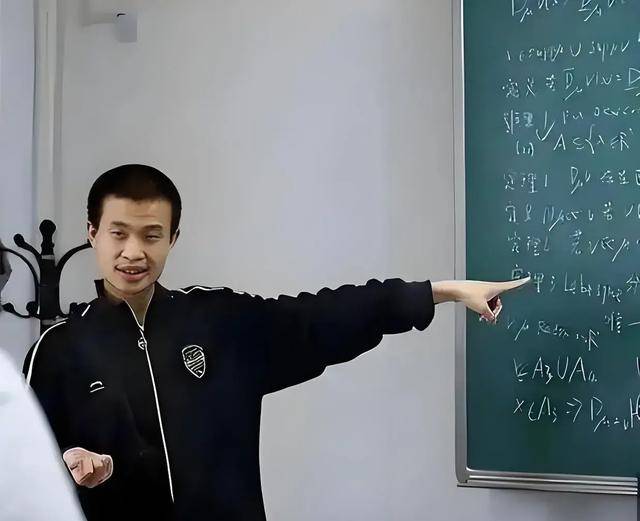 韦东奕上课照片走红<strong></p>
<p>简七理财</strong>，新发型吸睛，网友：板书真漂亮，可惜看不懂