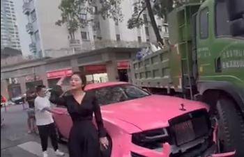 撞上劳斯莱斯的货车只有100万保险<strong></p>
<p>简七理财</strong>，被撞车主回应