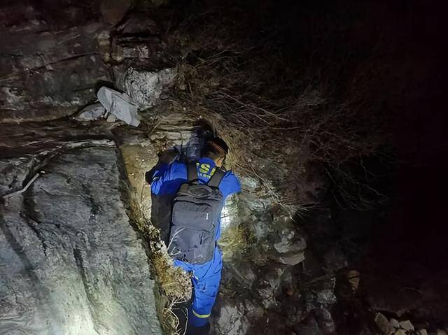 北京一18岁小伙只带了手机爬野山被困<strong></p>
<p>友理财</strong>，18人连夜救援