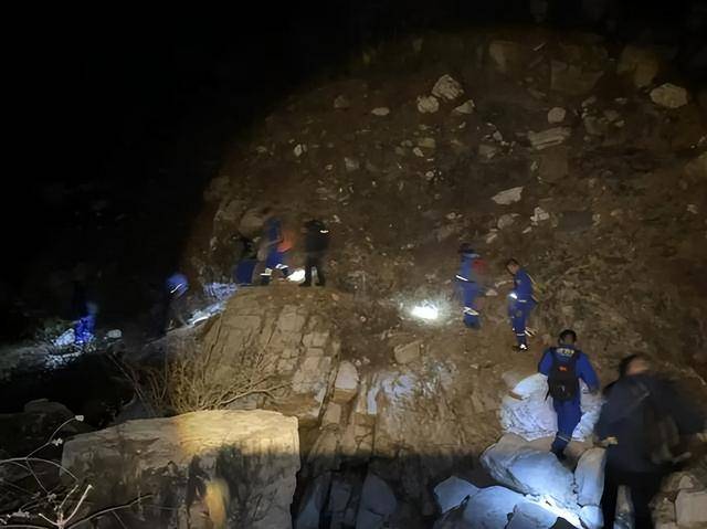 北京一18岁小伙只带了手机爬野山被困<strong></p>
<p>友理财</strong>，18人连夜救援