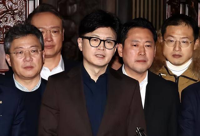 执政党捏着鼻子要“保尹”<strong></p>
<p>信用卡买理财</strong>，尹锡悦的总统宝座，将由8个人决定