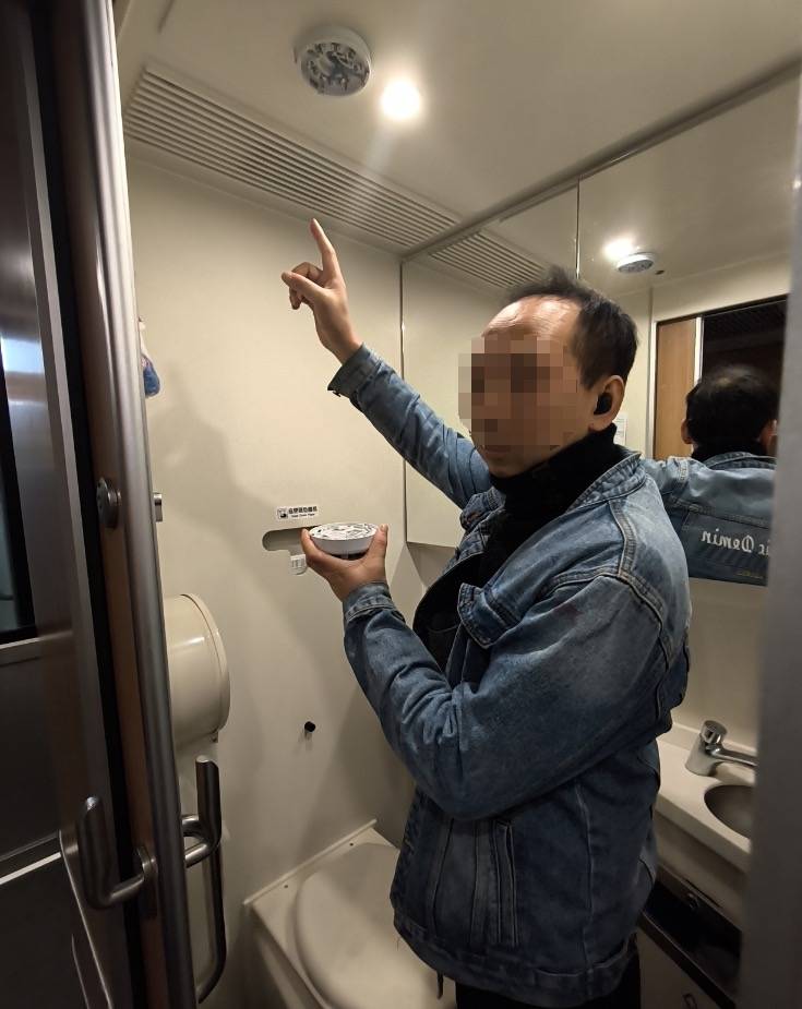 男子为了在动车抽烟防止被查<strong></p>
<p>立马理财</strong>，竟把烟雾报警器给拆了！铁警：拘留