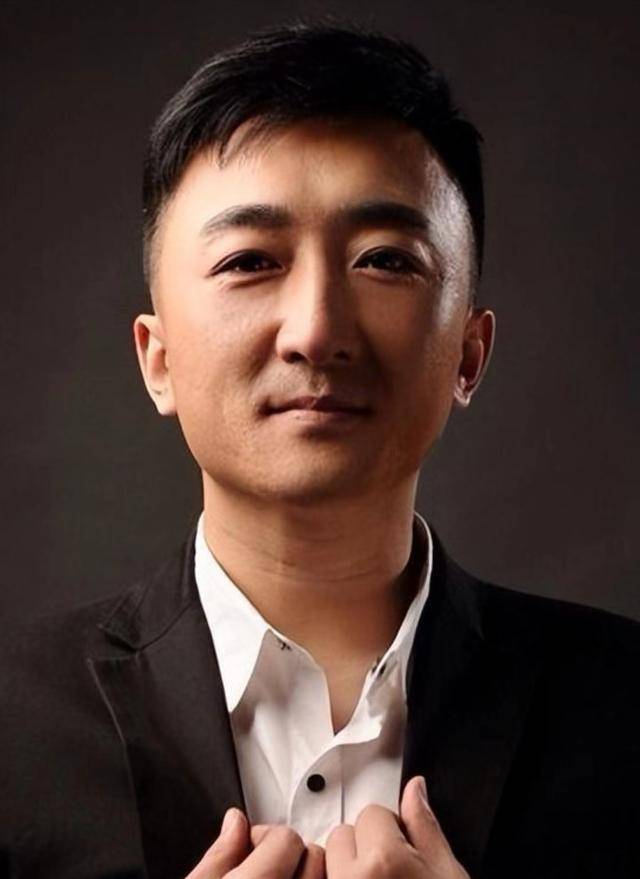 他是知名演员<strong></p>
<p>十万元理财</strong>，40岁二胎得女，41岁突然离世将悲痛留给妻子与儿女