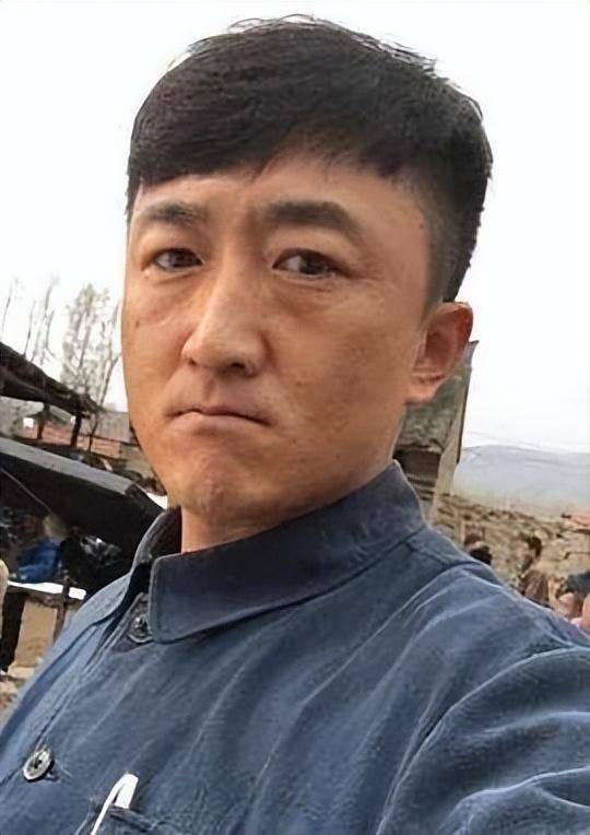 他是知名演员<strong></p>
<p>十万元理财</strong>，40岁二胎得女，41岁突然离世将悲痛留给妻子与儿女