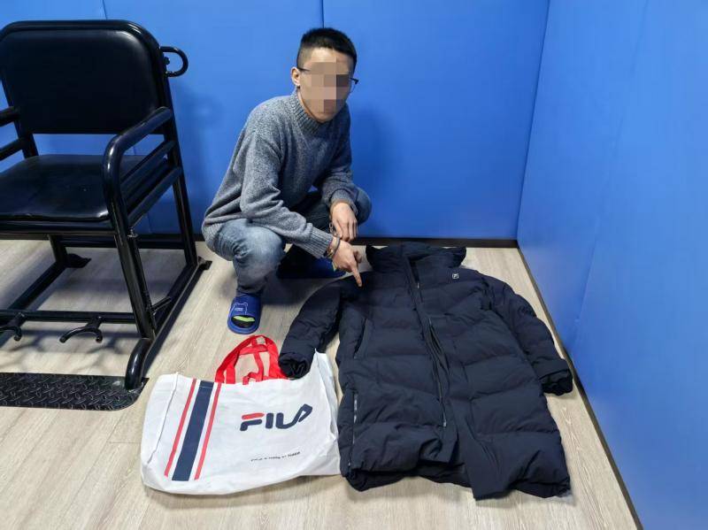 快过年<strong></p>
<p>掌悦理财</strong>了 男子返乡前偷走前同事新买的品牌羽绒服 被北京铁警刑事拘留