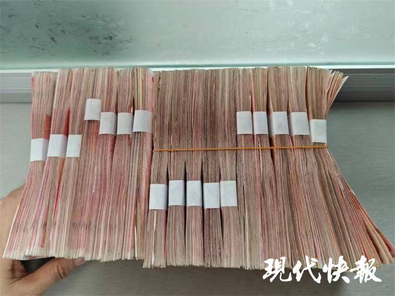 女子把17万元现金藏床底多年<strong></p>
<p>建行的理财产品</strong>，发霉粘在了一起