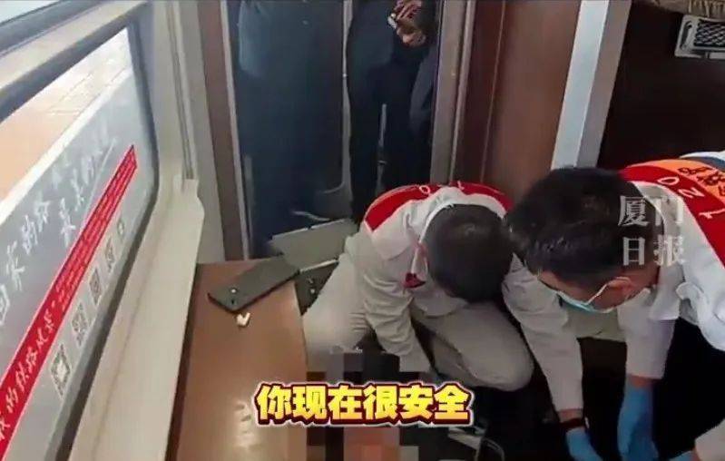 “救命<strong></p>
<p>银行理财产品利率</strong>，我不想死”！厦门北站，D131次列车突发！