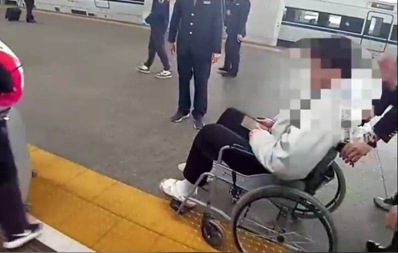 “救命<strong></p>
<p>银行理财产品利率</strong>，我不想死”！厦门北站，D131次列车突发！