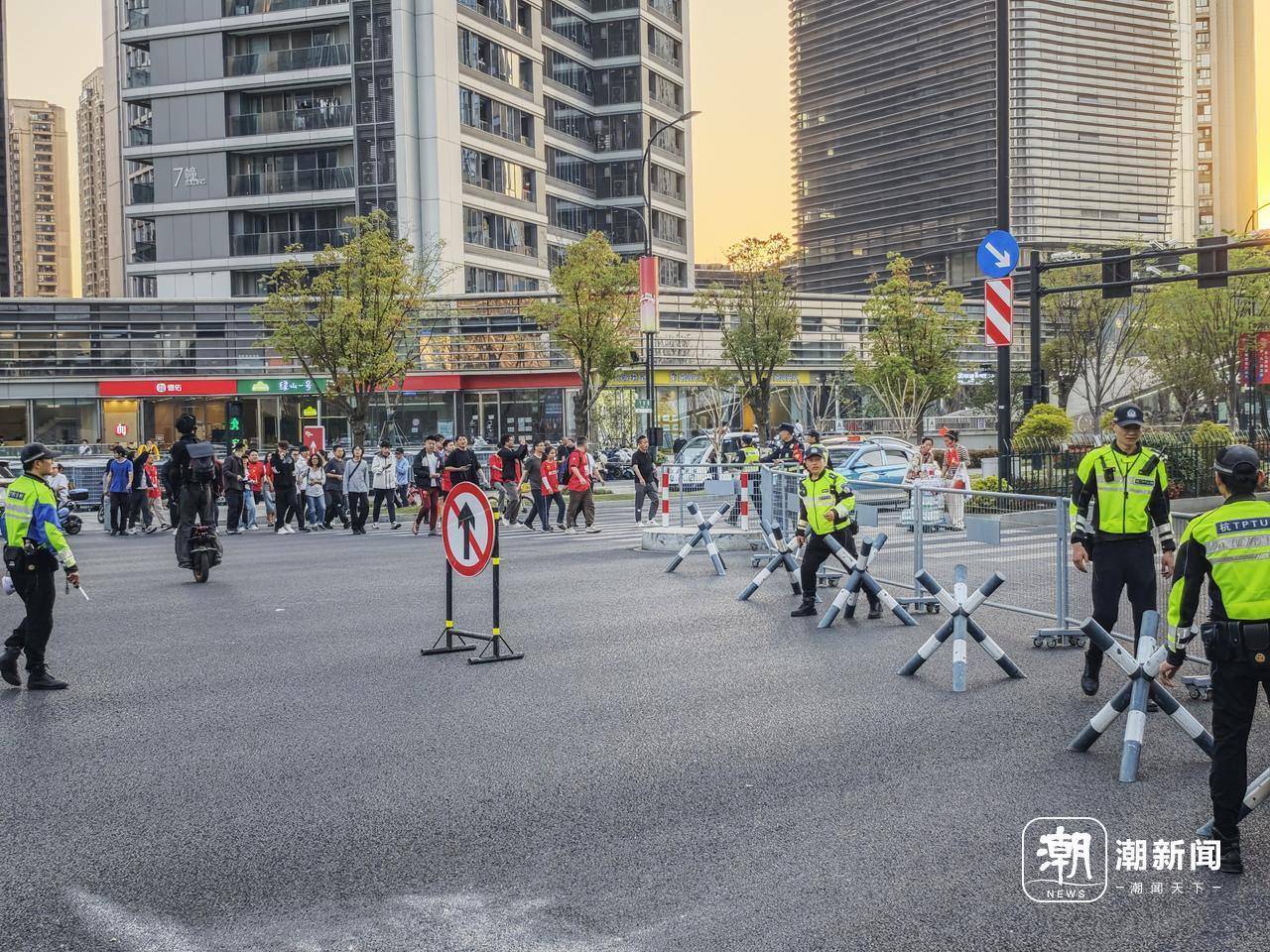 足球之夜杭州7万人疏散<strong></p>
<p>无风险理财</strong>，一个普通交警在“大莲花”的13个小时