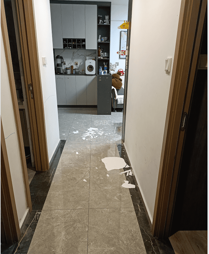 “深更半夜<strong></p>
<p>零基础理财</strong>，又掉一大块下来”！广东一小区业主怒了