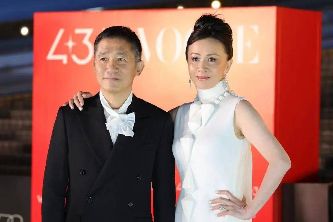 刘嘉玲连发10多张梁朝伟照片：他都不知道自己帅<strong></p>
<p>理财农场</strong>！头发白了也不肯染