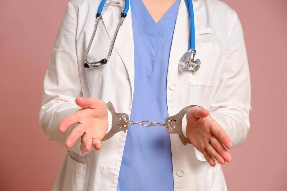 女护士获刑被开除<strong></p>
<p>香港理财产品</strong>，被羁押后医院仍为她缴养老保险等共计14万元 一审判返还11万元