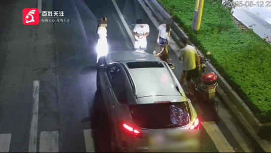 行人在斑马线上被SUV撞倒卷入车底<strong></p>
<p>香港理财产品</strong>，司机：我以为他们会让我……