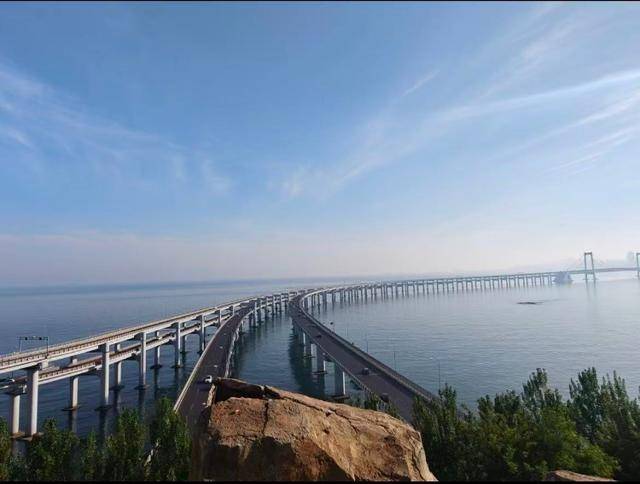 大连一跨海大桥观景台有游客翻栏杆踩空心造景石拍照<strong></p>
<p>菜鸟理财</strong>，当地回应