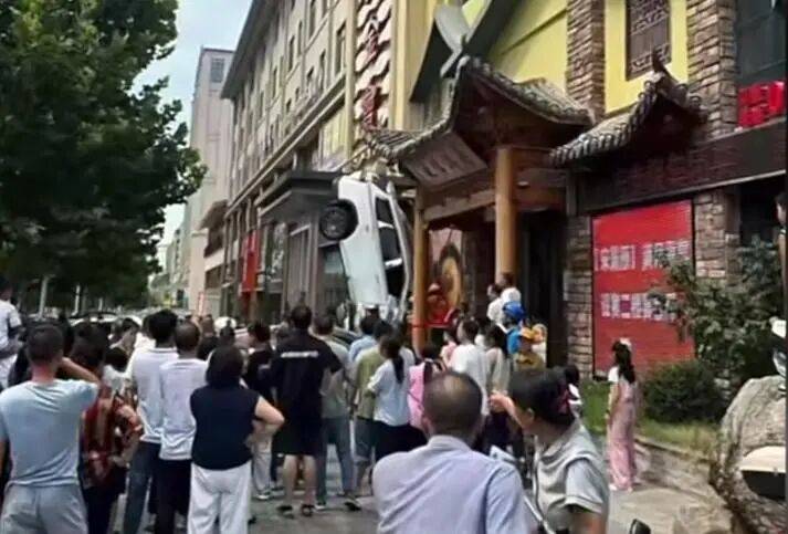 车辆失控驶入路边停车位致1死2伤<strong></p>
<p>微信理财</strong>，警方通报