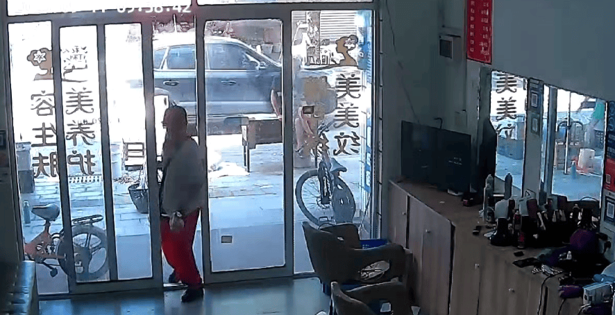 浙江一店主允许大妈门口摆摊<strong></p>
<p>虚拟币DM5</strong>，时常被大妈“投喂”蔬果：每次收摊时，都打扫得干干净净