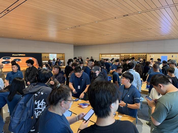 iPhone 17正式开售<strong></p>
<p>虚拟币提款到银行卡要多久</strong>，橙色Pro Max黄牛最高加价1500元