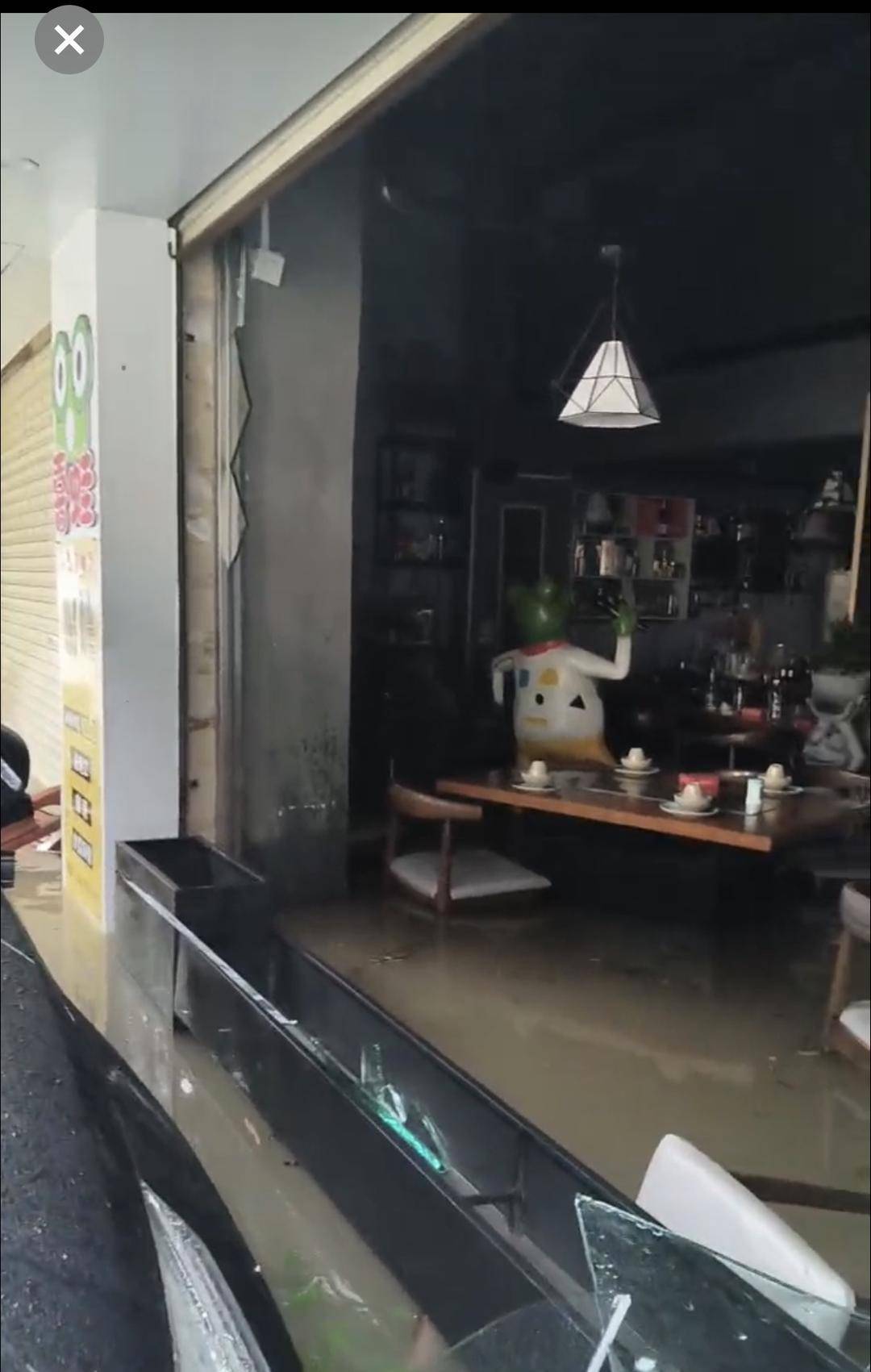 台风天珠海一司机驾越野车造浪冲破多家店玻璃<strong></p>
<p>planb</strong>，警方：行拘10日！