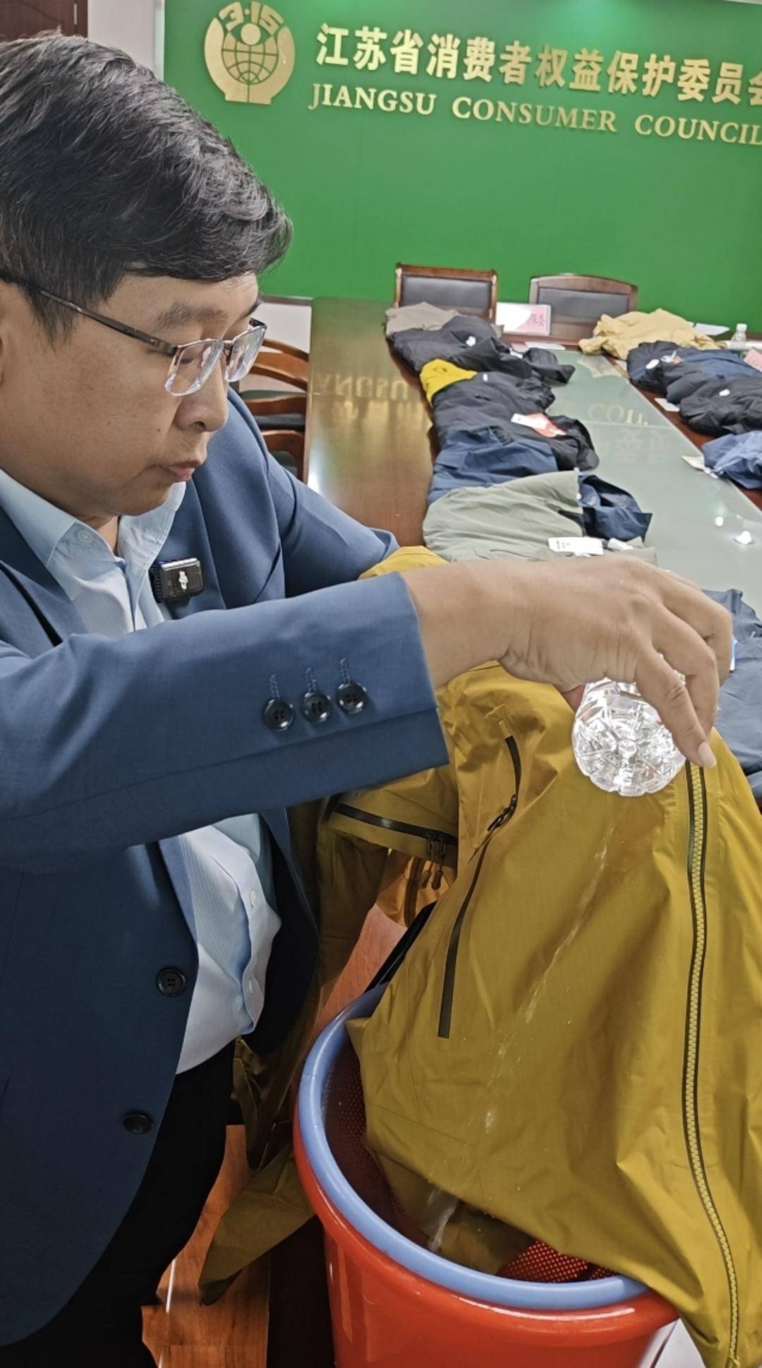注意！冲锋衣40款里3款“不防水”<strong></p>
<p>planb</strong>，教你一招在家也能测