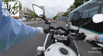 事发上海晚高峰！汹涌车流中<strong></p>
<p>虚拟币比特王</strong>，一男子绝望跳车，直奔民警而去……