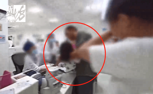 事发上海晚高峰！汹涌车流中<strong></p>
<p>虚拟币比特王</strong>，一男子绝望跳车，直奔民警而去……