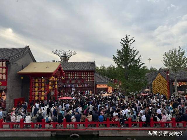 “聪明的人已经提前出发了”<strong></p>
<p>虚拟币比特王</strong>，结果高速上全是聪明人！