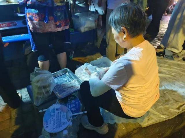 被流量砸中的“鸡排哥”：炸到中暑<strong></p>
<p>虚拟币比特王</strong>，每天睡三四个小时，怕辜负顾客不舍得休息