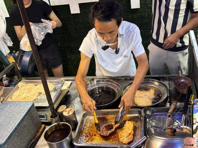 被流量砸中的“鸡排哥”：炸到中暑<strong></p>
<p>虚拟币比特王</strong>，每天睡三四个小时，怕辜负顾客不舍得休息