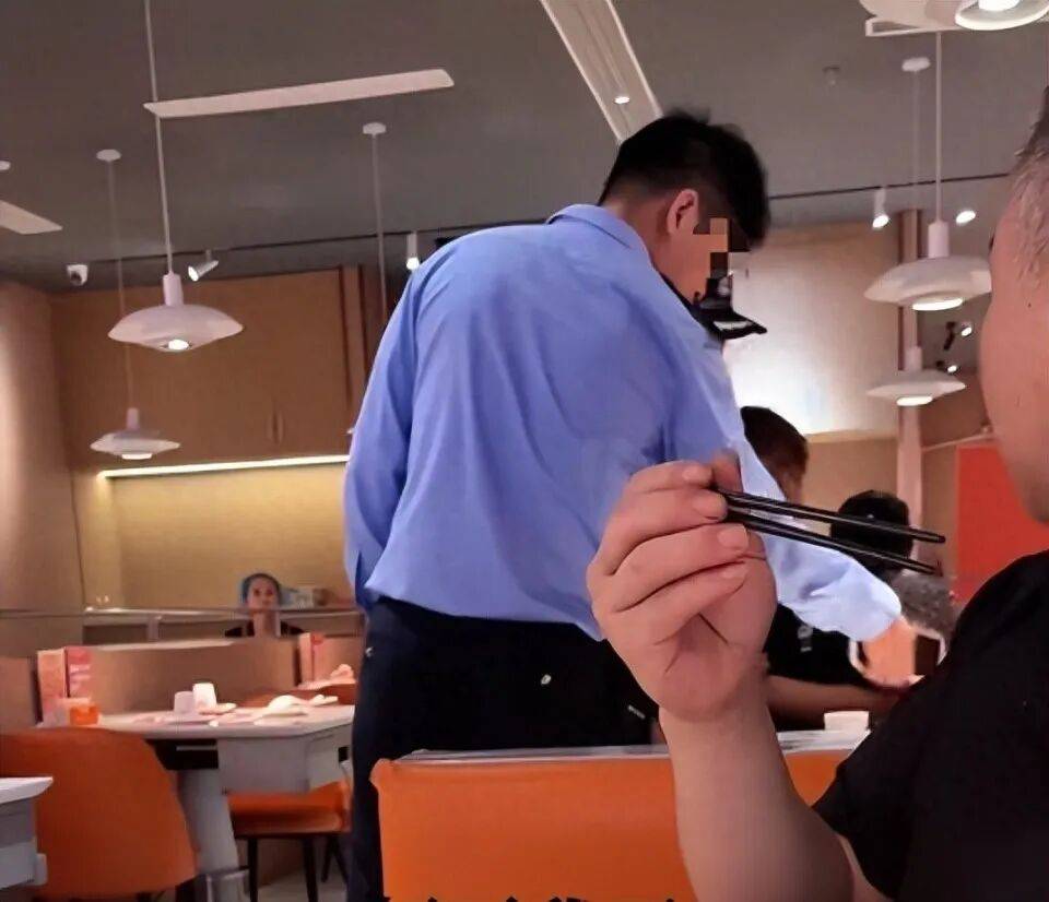 小伙和女友餐厅吃饭<strong></p>
<p>飞耳虚拟币</strong>，被民警赶来戴铐带走；警方回应：其女友与一离家女孩“撞脸”，错抓已道歉