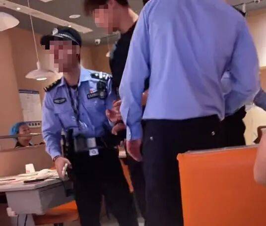 小伙和女友餐厅吃饭<strong></p>
<p>飞耳虚拟币</strong>，被民警赶来戴铐带走；警方回应：其女友与一离家女孩“撞脸”，错抓已道歉
