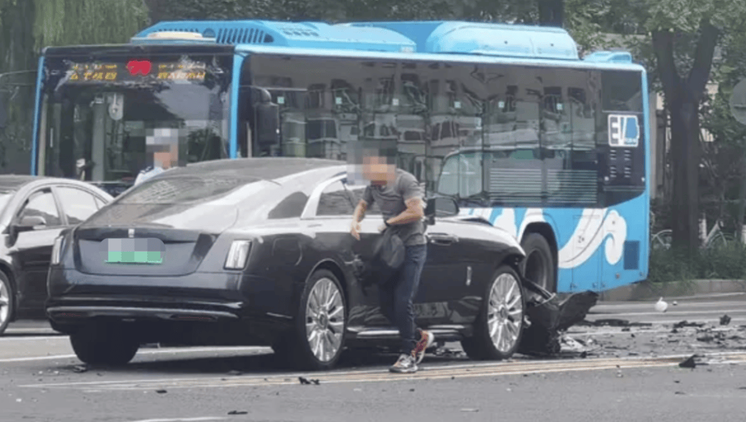 “劳斯莱斯逆行车祸”事件白车家属发声：“丈夫多处骨折！往后日子不知道怎么过”<strong></p>
<p>飞耳虚拟币</strong>，陈震深夜再道歉，并回应“我方律师会全力配合”