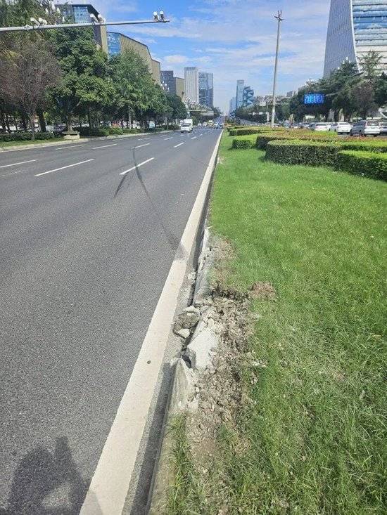 小米汽车失控起火司机遇难<strong></p>
<p>虚拟币EDU最新消息</strong>，目击者称车速150km/h，实探事故地：燃烧留下的印记仍在