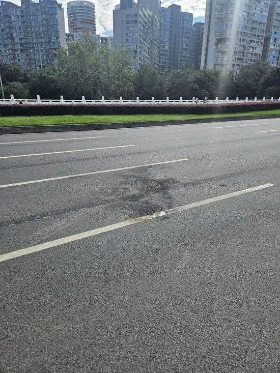 小米汽车失控起火司机遇难<strong></p>
<p>虚拟币EDU最新消息</strong>，目击者称车速150km/h，实探事故地：燃烧留下的印记仍在