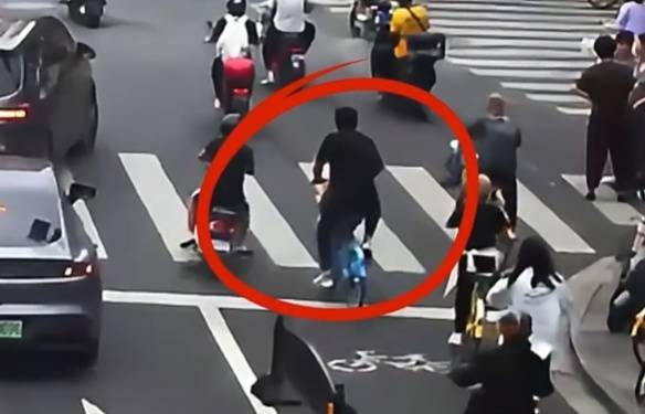 看着都疼<strong></p>
<p>虚拟币平台风控了咋办</strong>！上海街头一男子突然求助：10岁女儿被死死卡住！这个行为太危险→