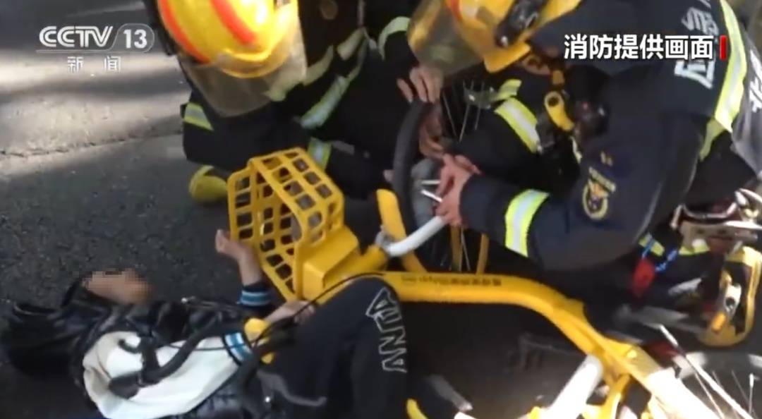 看着都疼<strong></p>
<p>虚拟币平台风控了咋办</strong>！上海街头一男子突然求助：10岁女儿被死死卡住！这个行为太危险→