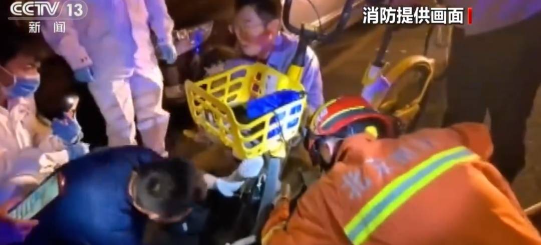 看着都疼<strong></p>
<p>虚拟币平台风控了咋办</strong>！上海街头一男子突然求助：10岁女儿被死死卡住！这个行为太危险→