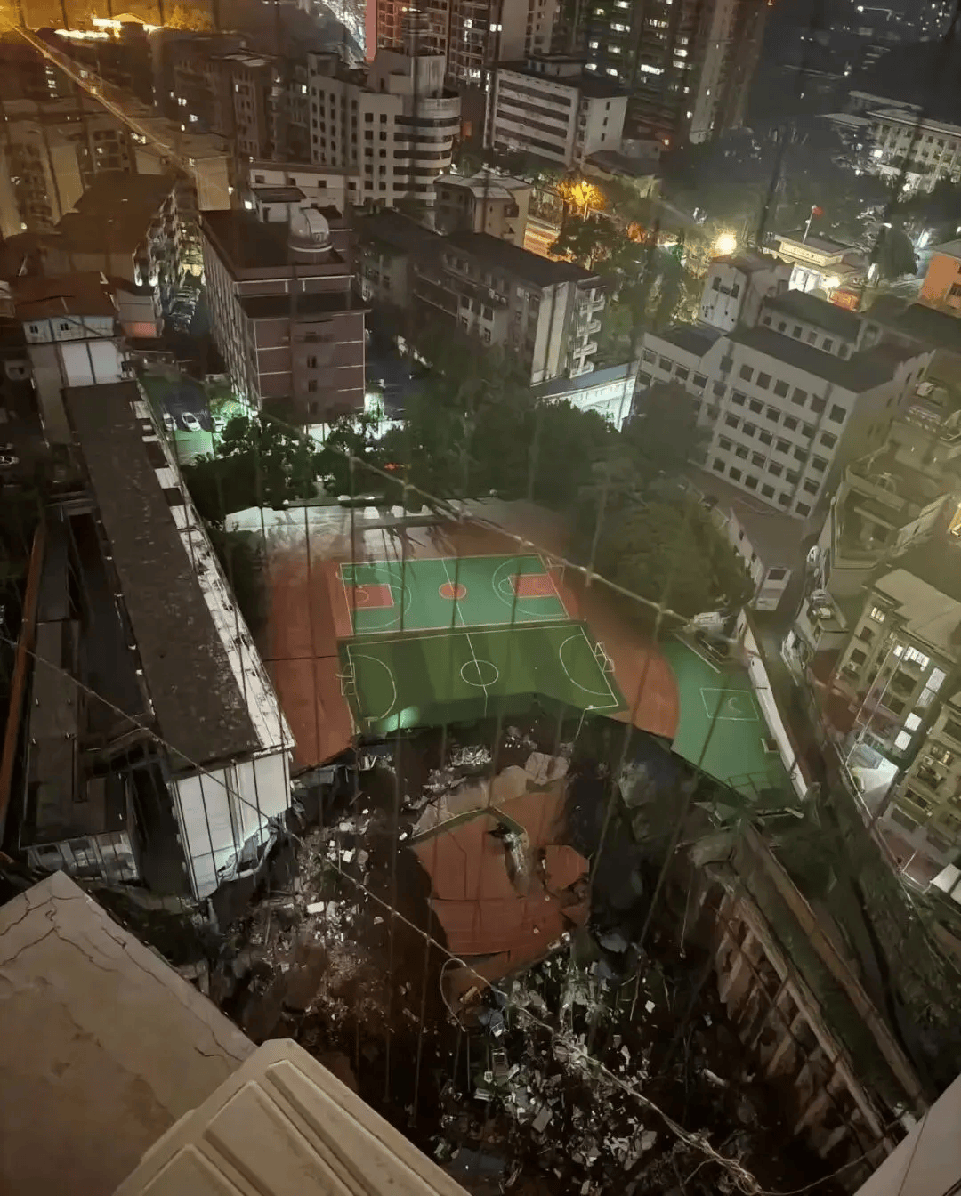 近4000人小学突发坍塌形成巨大坑洞<strong></p>
<p>虚拟币magic</strong>，操场塌下去一半，“还好发生在夜里”