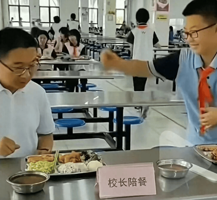 因“被学生抢鸡排”走红的校长病逝<strong></p>
<p>虚拟币BHD</strong>，其子：月初刚做心血管手术，约千人赶来送最后一程