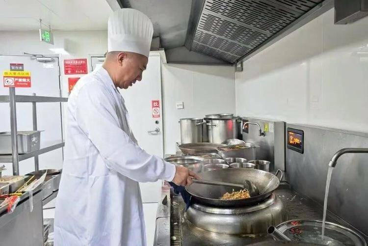 国铁成都局推出17元高铁盒饭:门店现炒<strong></p>
<p>虚拟币spell</strong>,送餐到座