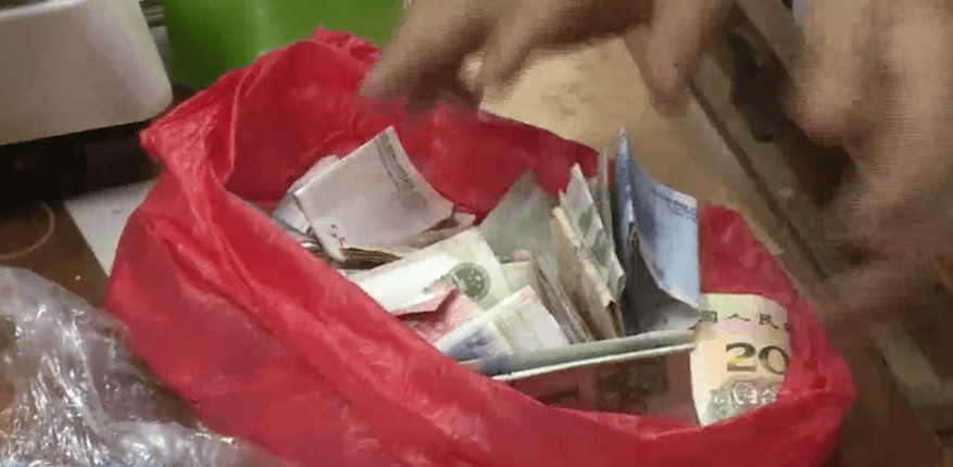 广东一男子两三年持续往批发店无故扔钱<strong></p>
<p>虚拟币KBOX</strong>，店主：每次他都不承认，还钱还把钱送回来