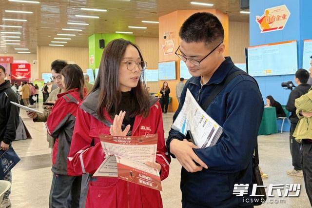 700余名退役军人及军属长沙求职<strong></p>
<p>虚拟货币换人民币比例</strong>，165人达成意向