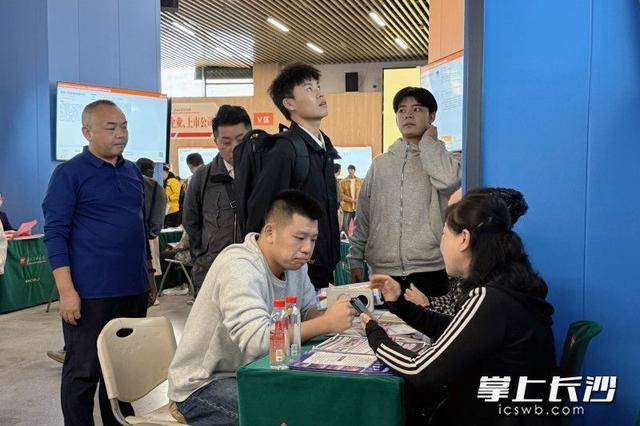 700余名退役军人及军属长沙求职<strong></p>
<p>虚拟货币换人民币比例</strong>，165人达成意向