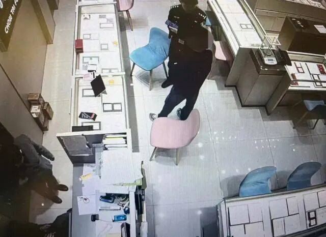 股市套现170万元后<strong></p>
<p>BGV虚拟币</strong>，杭州男子豪购300克金条！老板当场报警……