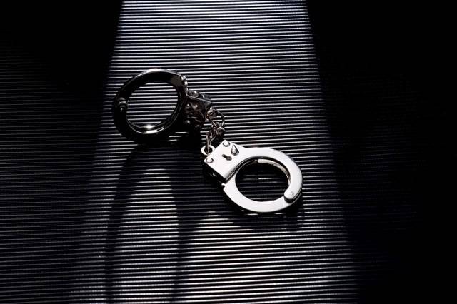 17岁女孩被继父强奸时不敢反抗<strong></p>
<p>虚拟币电子信</strong>，曾目睹其家暴生母 法院：继父构成强奸罪