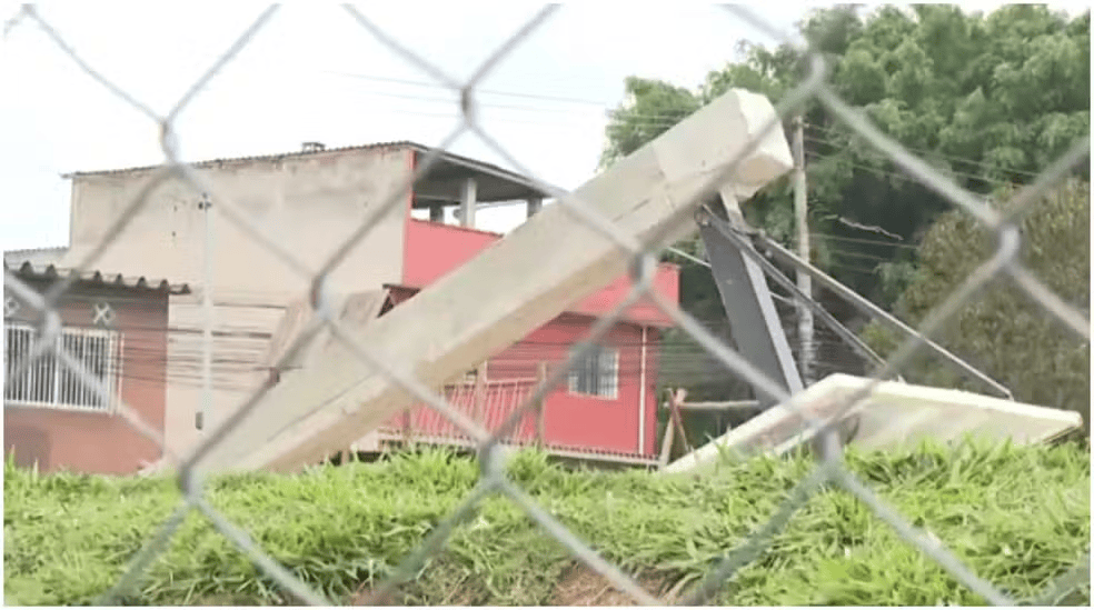 巴西17岁少年在朋友面前秀扣篮<strong></p>
<p>国内玩虚拟币</strong>,下一秒篮架倒塌被砸头身亡