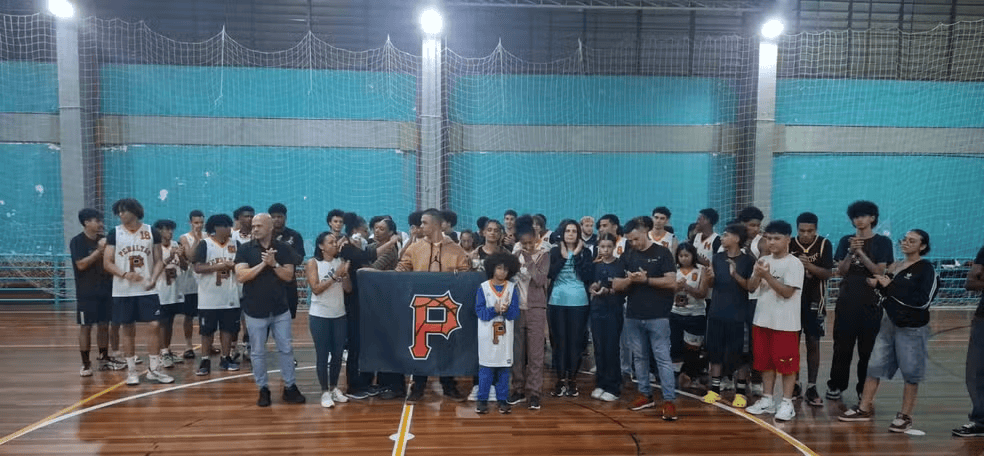 巴西17岁少年在朋友面前秀扣篮<strong></p>
<p>国内玩虚拟币</strong>,下一秒篮架倒塌被砸头身亡